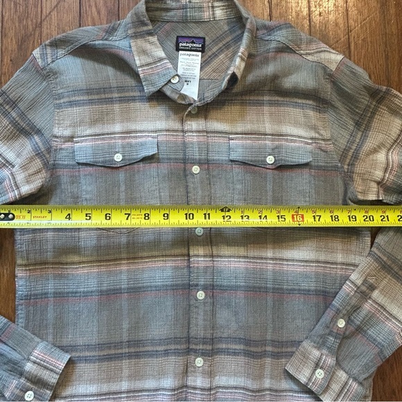 Patagonia | Men’s Plaid Organic Cotton Long Sleeve Button Down - Picture 8 of 9